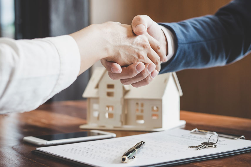 Stretta di mano tra agente immobiliare e cliente