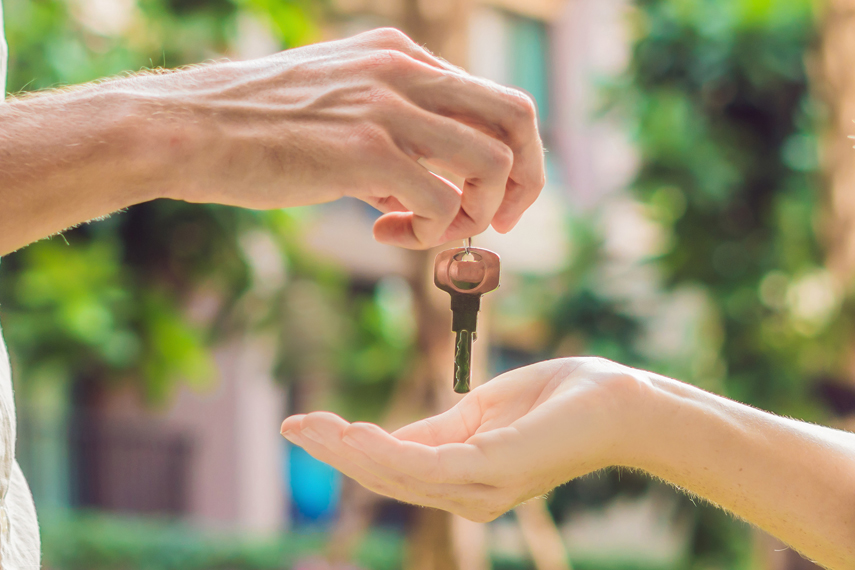 Affittare casa mantenendo la residenza