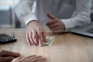 Come si determina lo “stipendio” mensile di un agente immobiliare?